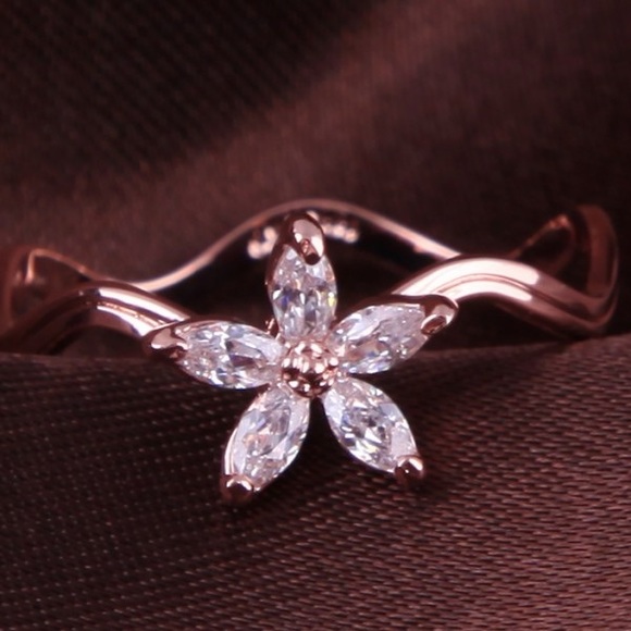Crystal Flower Ring - 18K Rose Gold Plated - Picture 2 of 4